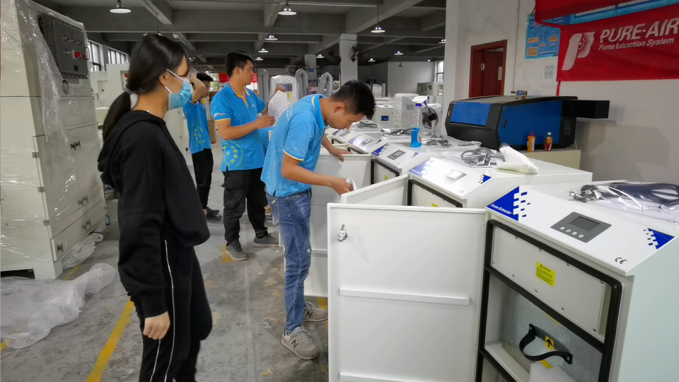 拋光車間除塵器，執(zhí)信環(huán)保為工業(yè)加工提供除塵設備。